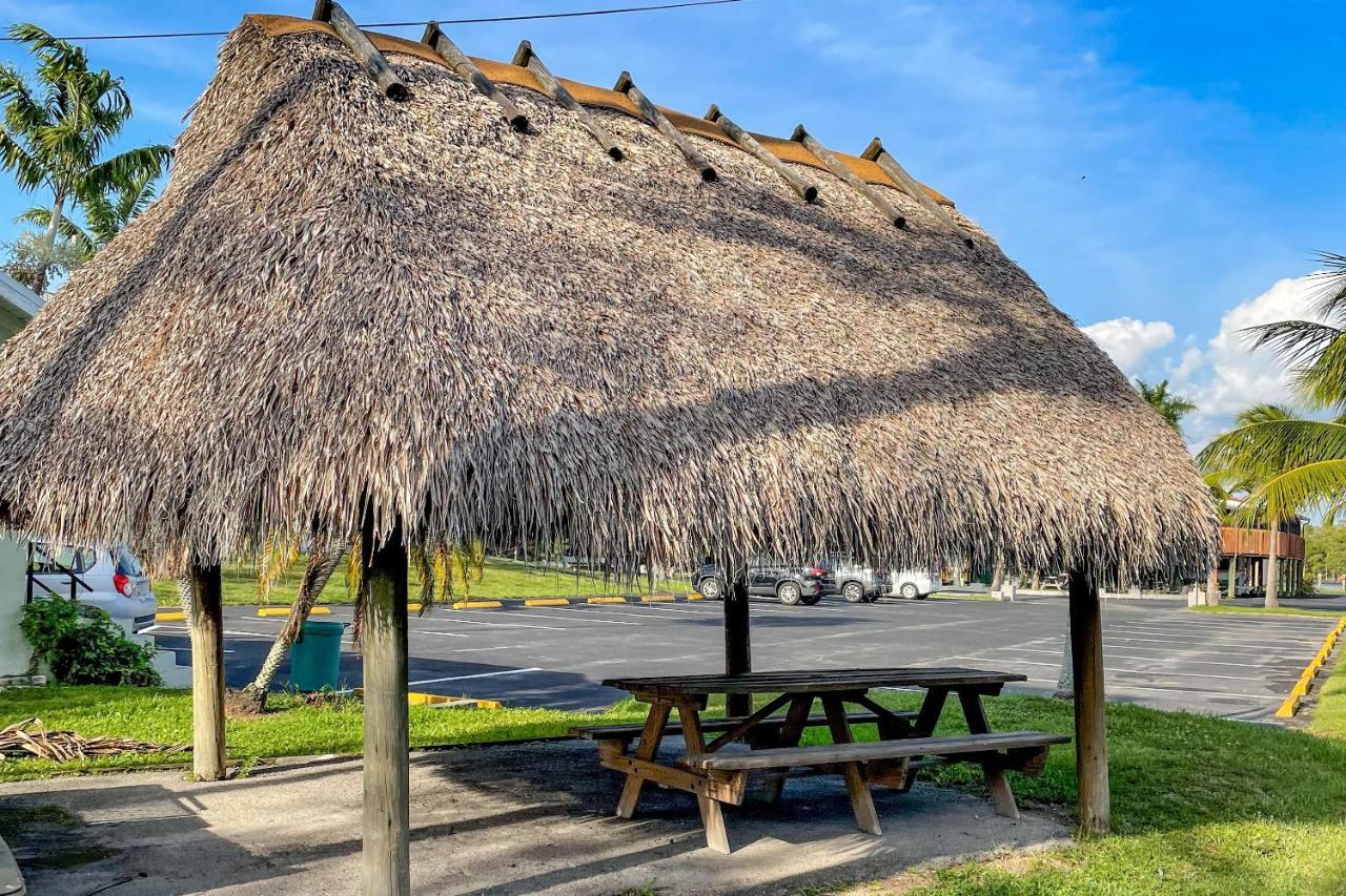 Captain'S Table Hotel By Everglades Adventures Ngoại thất bức ảnh